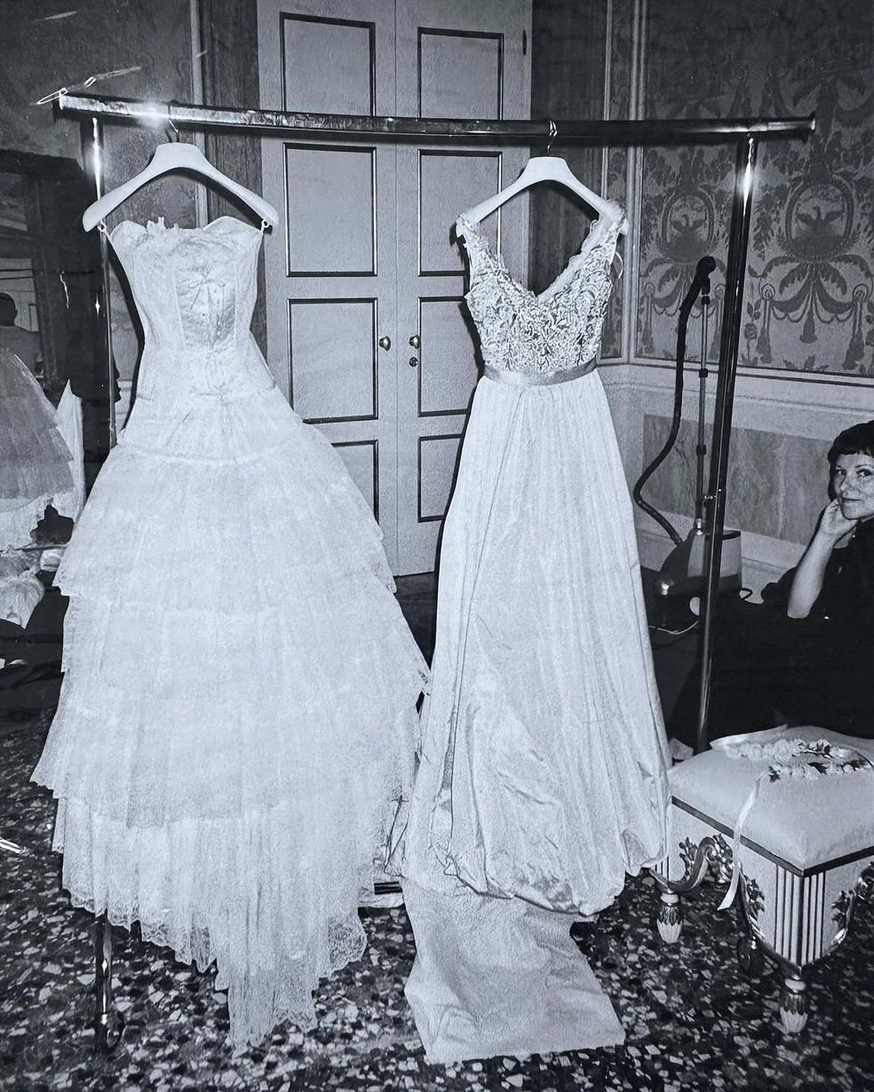 Vestidos de Salma Hayek nos bastidores de seu casamento com François-Henri Pinault — Foto: Reprodução/Instagram
