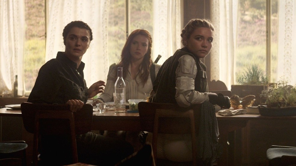 Rachel Weisz com Scarlett Johansson e Florence Pugh em cena de 'Viúva Negra' — Foto: Reprodução