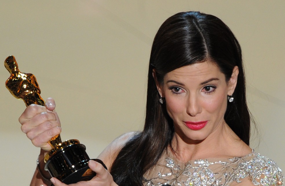 Sandra Bullock ao vencer o Oscar de Melhor Atriz por Um Sonho Possível (2009) em 2010 — Foto: Getty Images