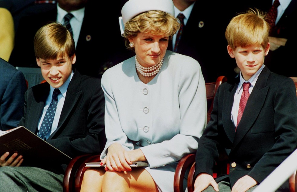 A princesa Diana, princesa de Gales, com seus filhos, o príncipe William e o príncipe Harry, comparecem ao Serviço de Memória dos Chefes de Estado VE no Hyde Park em 7 de maio de 1995 em Londres, Inglaterra — Foto: Getty Images