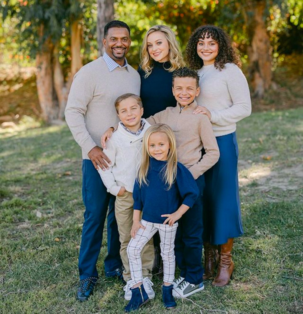 Alfonso Ribeiro com a esposa e os quatro filhos — Foto: Instagram