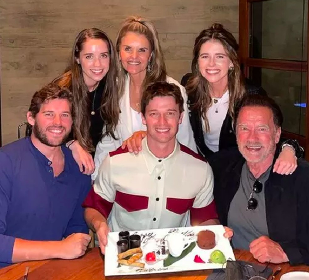 Maria Shriver e Arnold Schwarzenegger em foto recente nas celebrações do aniversário de um dos filhos — Foto: Instagram