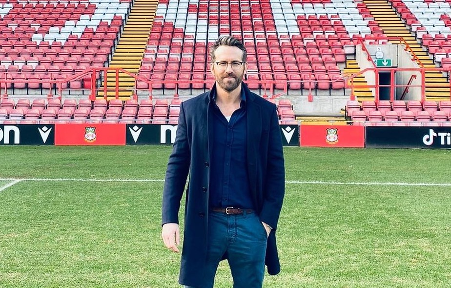 Ryan Reynolds em estádio do Wrexham em 2022