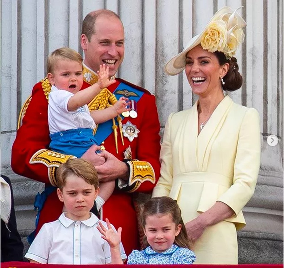 O príncipe William e a princesa Kate com os três filhos deles durante o início das celebrações dos 93 anos da rainha Elizabeth II — Foto: Getty Images
