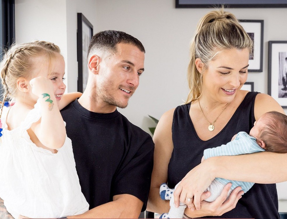 Gemma Atkinson ao lado do marido Gorka e dos dois filhos — Foto: reprodução/instagram