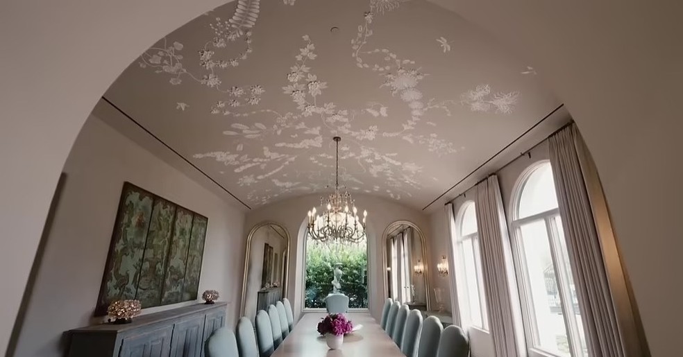 Sala de jantar de Sofía Vergara com detalhes pintados no teto — Foto: Reprodução/Architectural Digest