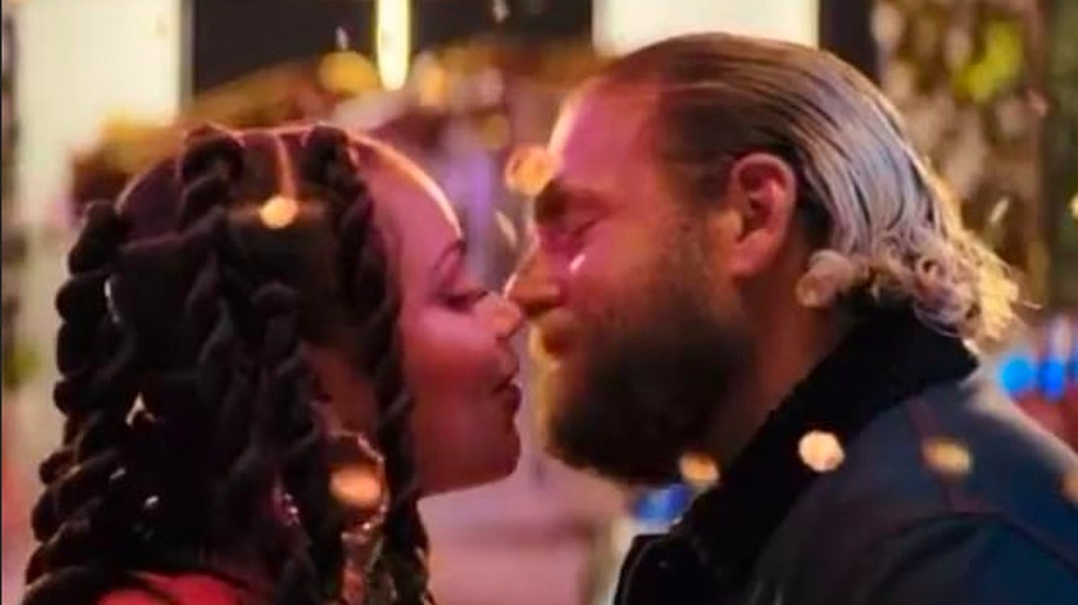 A cena do beijo de Jonah Hill e Lauren London na comédia romântica Certas Pessoas (2023) — Foto: Reprodução