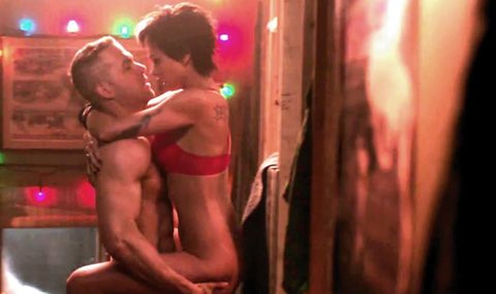 Ryan Reynolds e Morena Baccarin em cena picante de Deadpool — Foto: Divulgação