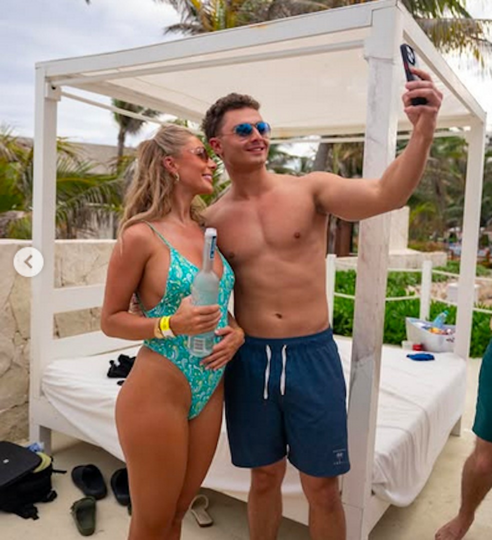 A influencer Tia Billinger, conhecida pelo nome artístico Bonnie Blue, em post ostentando sua falsa gravidez durante viagem ao México — Foto: Instagram