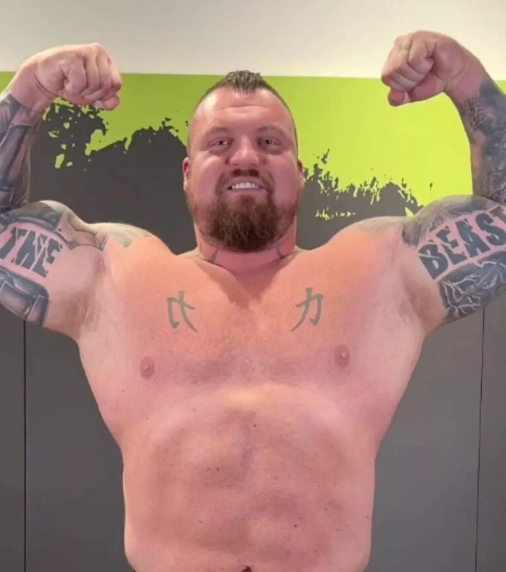 Em 2016, Eddie Hall tornou-se a primeira pessoa a levantar 500 kg — Foto: reprodução/X