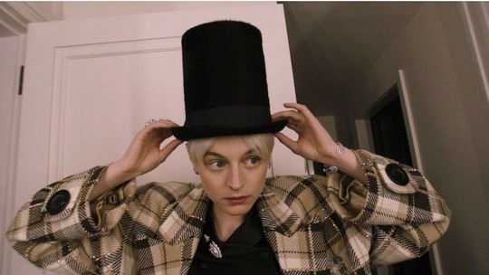 Emma Corrin, a Lady Di da série 'The Crown', reclama de 'onda de ódio' que recebeu após assumir gênero não-binário
