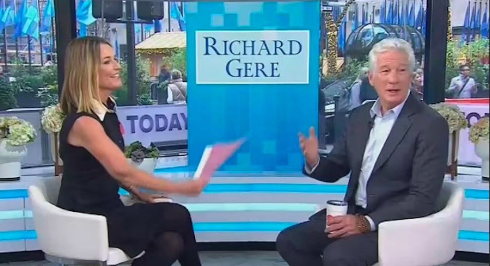 Savannah Guthrie e Richard Gere constrangidos após o gesto do ator — Foto: Reprodução