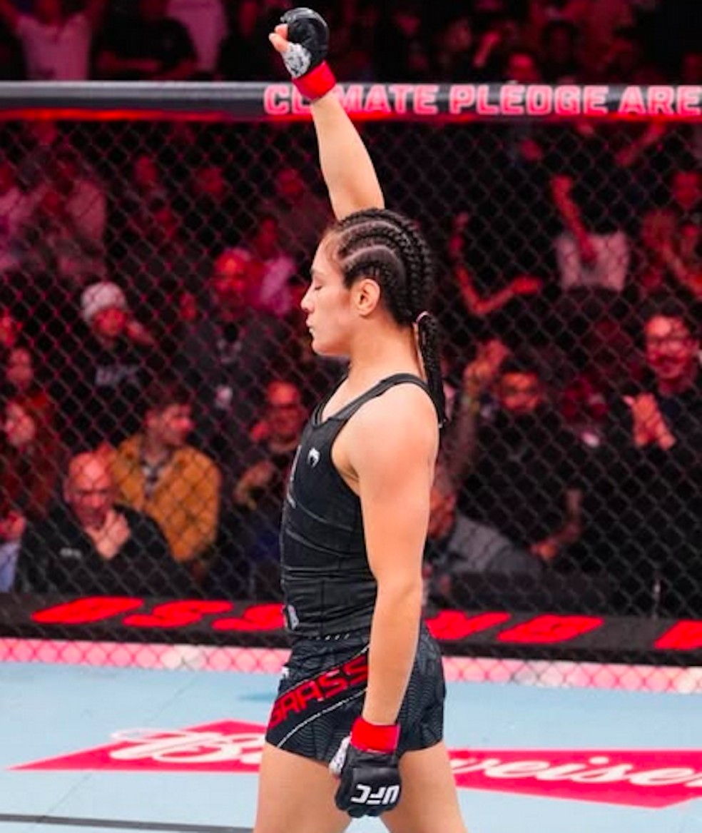 Alexa Grasso celebrando sua vitória contra Maycee Barber — Foto: Instagram