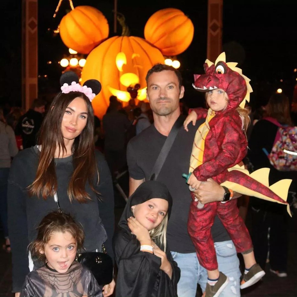 Megan Fox e Brian Austin Green com filhos durante um passeio em família (Foto: Reprodução/Instagram) — Foto: Monet