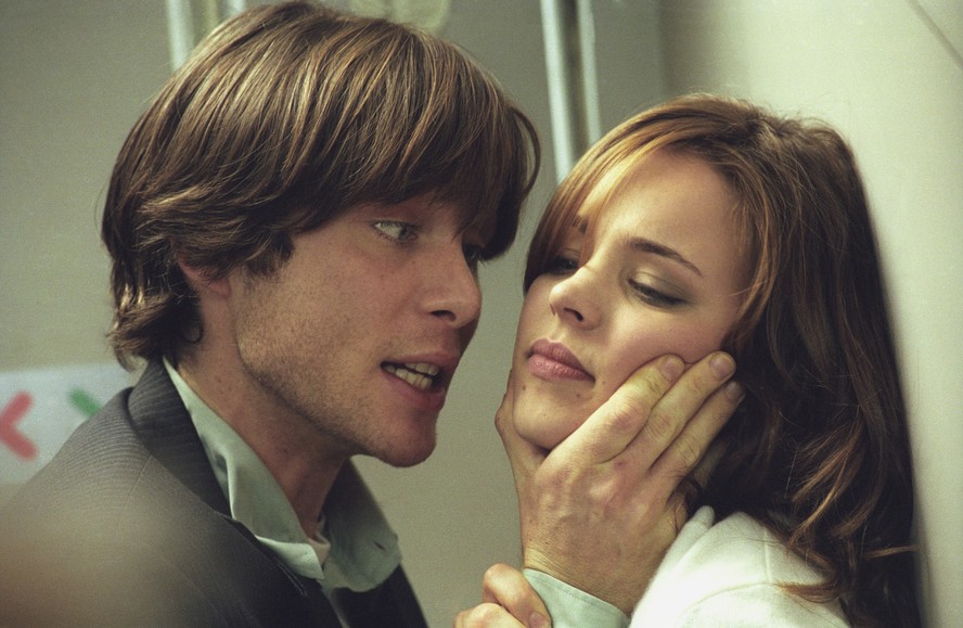 Cillian Murphy e Rachel McAdams em 'Voo Noturno', de Wes Craven (2005).