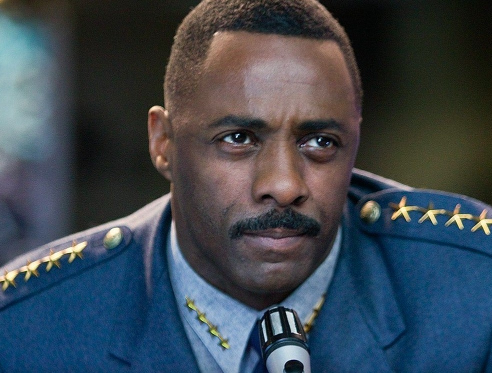 O ator Idris Elba em cena de Círculo de Fogo (2013) — Foto: Reprodução