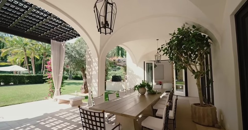 Uma das áreas externas da mansão de Sofía Vergara — Foto: Reprodução/Architectural Digest
