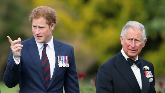 Charles quer se reconciliar com príncipe Harry por razões estratégicas, entrega funcionário da realeza