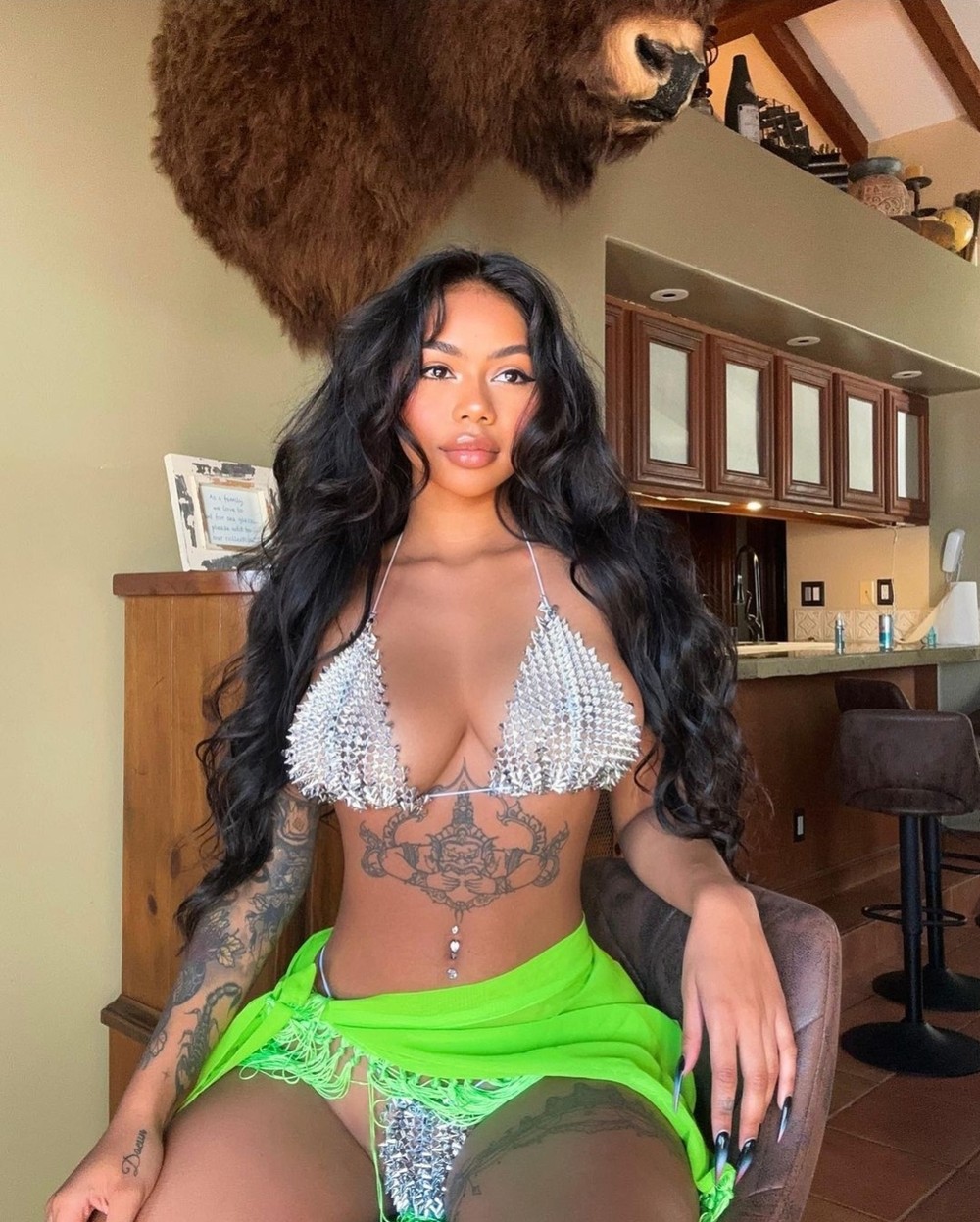 Influencer diz ter sido inundada com pedidos de casamento após posar