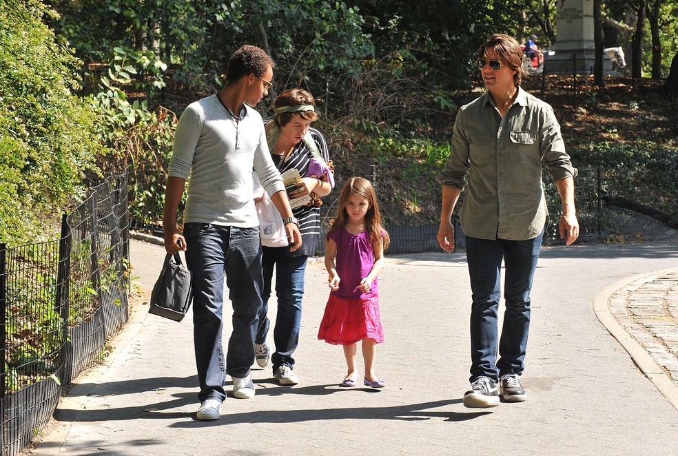 Connor, Isabella, Suri e Tom Cruise em passeio ao parque, em 2010. — Foto: GettyImages