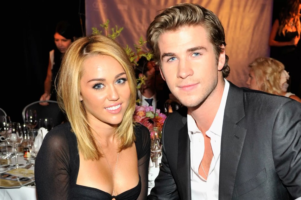 Miley Cyrus ousa com look transparente sem sutiã no meio dos fãs e ...