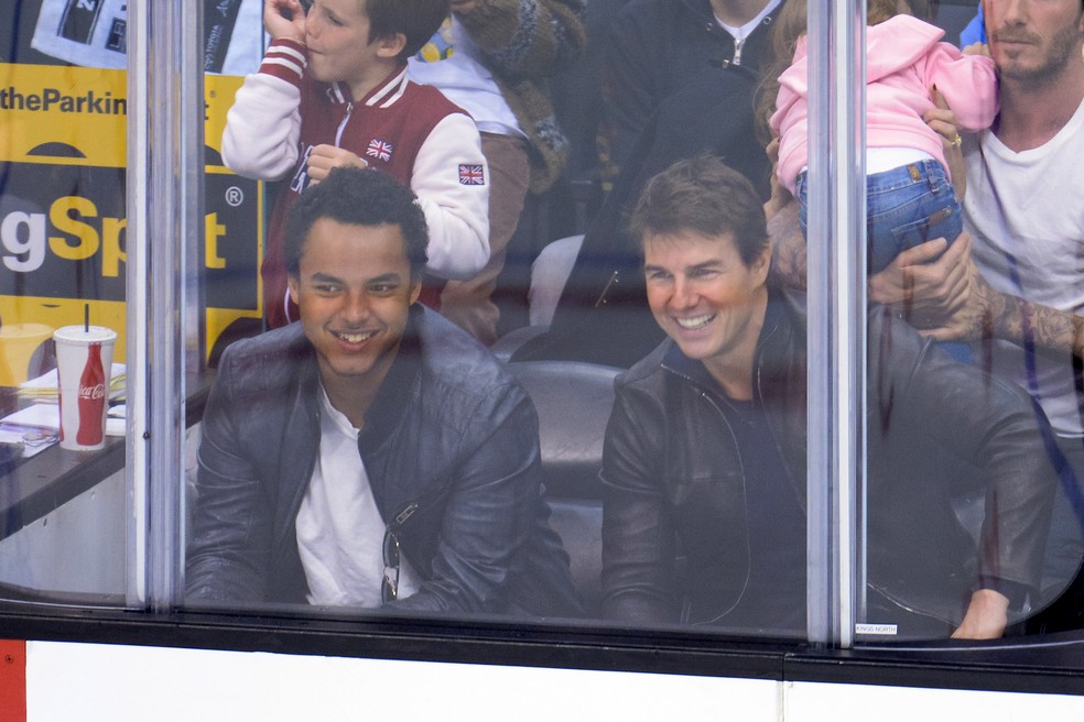 Connor Cruise e Tom Cruise no jogo dos Los Angeles Kings, em 2013. — Foto: GettyImages