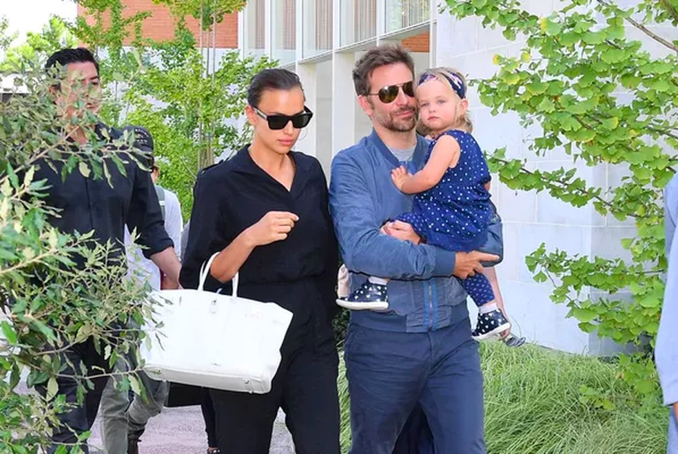 Irina Shayk, Bradley Cooper e a filha — Foto: Getty Images