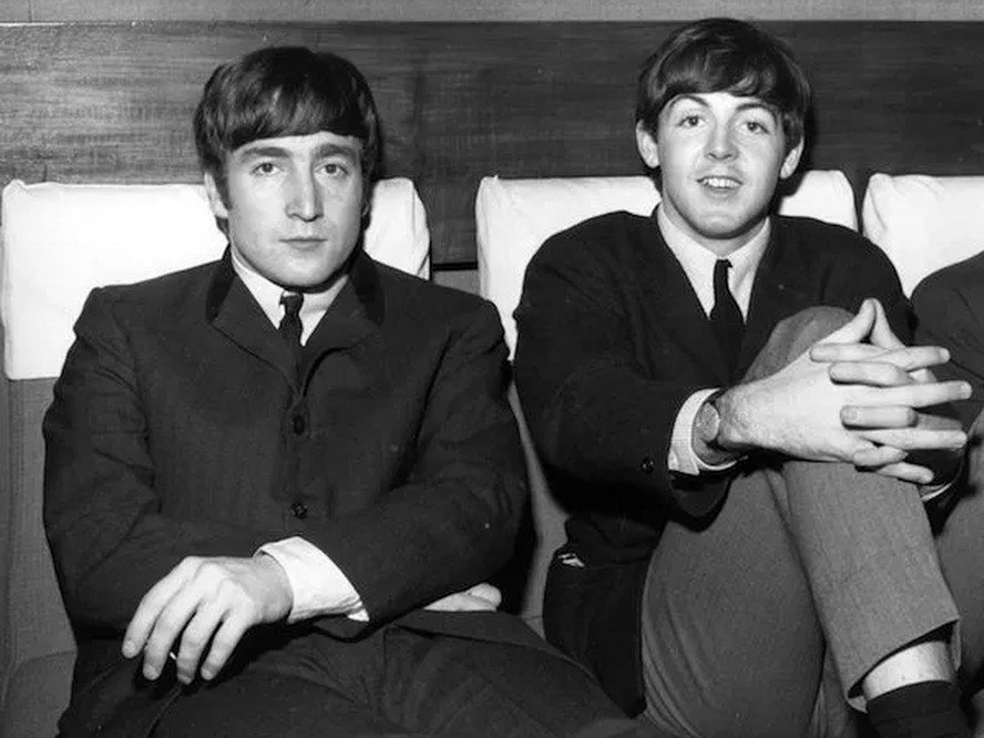 John Lennon (1940-1980) e Paul McCartney em foto do início dos Beatles