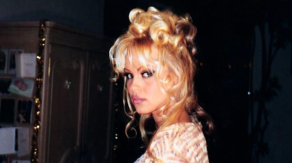 Pamela Anderson em foto antiga presente em documentário sobre a vida da atriz — Foto: Reprodução