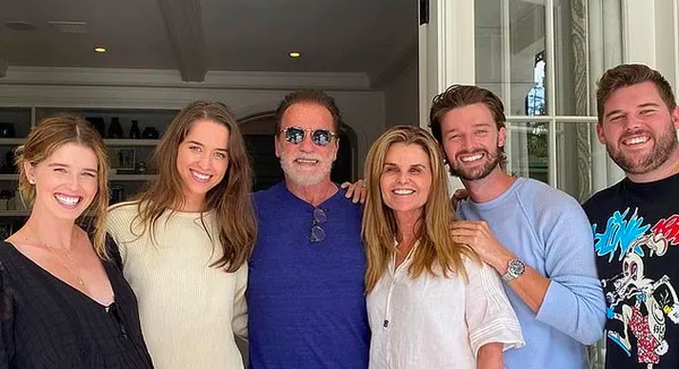 Maria Shriver e Arnold Schwarzenegger com os filhos — Foto: Instagram