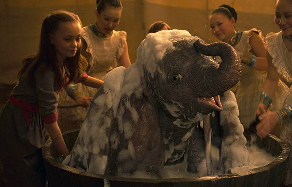 A atriz Nico Parker em cena de Dumbo (2019) — Foto: Reprodução