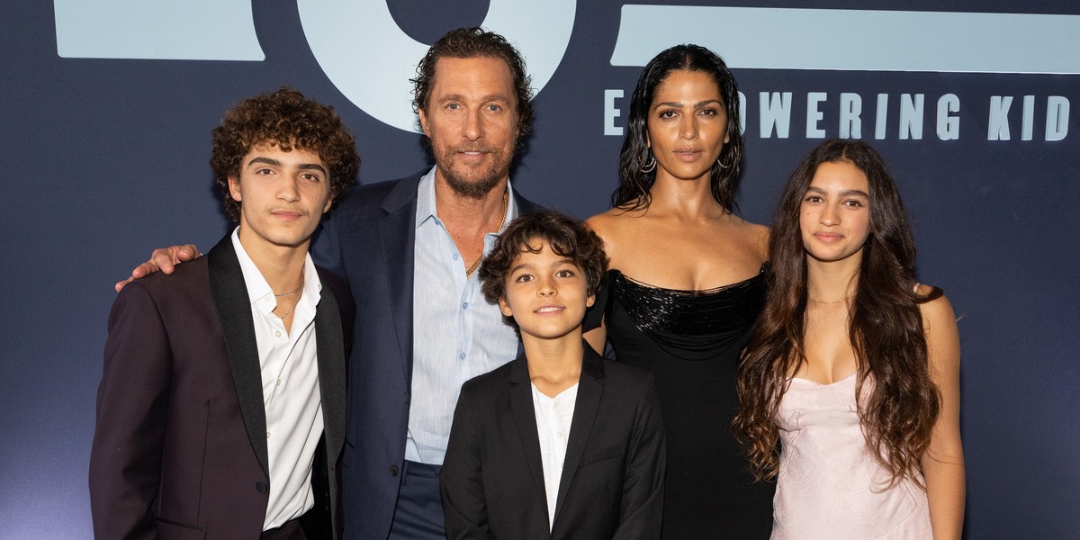 Filhos acompanham Camila Alves e McConaughey em evento e tamanho dos três impressiona