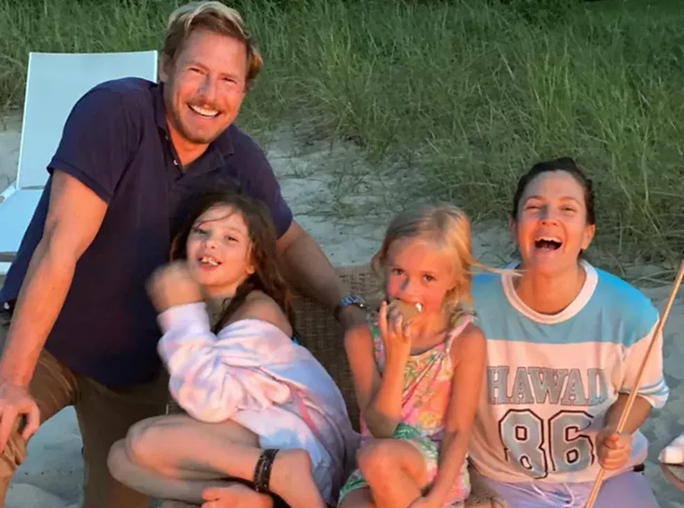 Drew Barrymore com Will Kopelman e as duas filhas deles  — Foto: Reprodução/Instagram