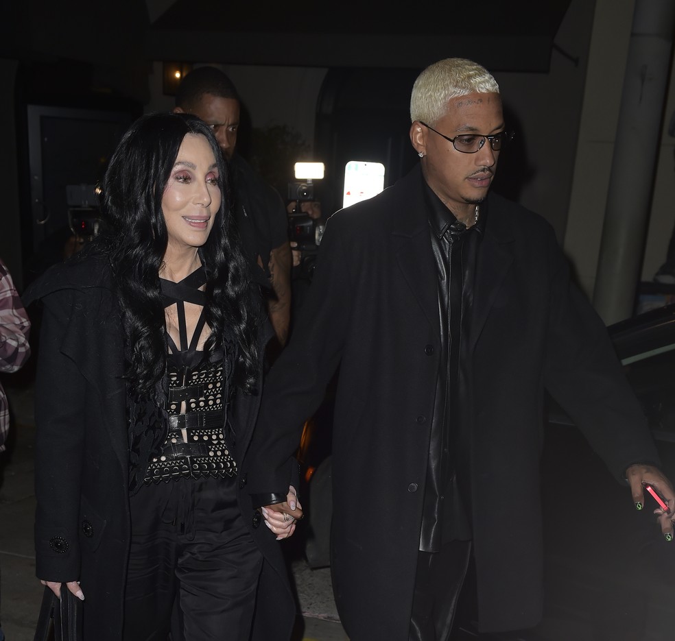 A cantora Cher e o produtor Alexander Edwards — Foto: Getty Images