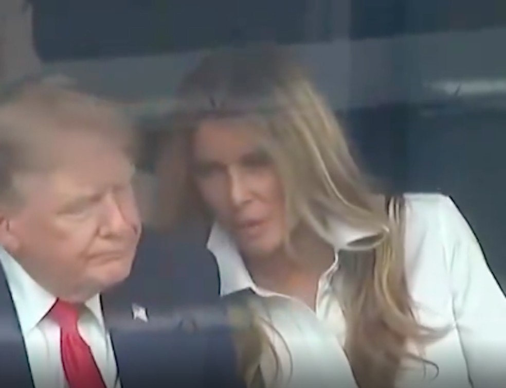 Flagrante de conversa entre Donald Trump e Melania Trump durante a corrida de carros Freedom 250 Grand Prix, realizada em Washington no dia 23 de agosto de 2026 — Foto: Reprodução