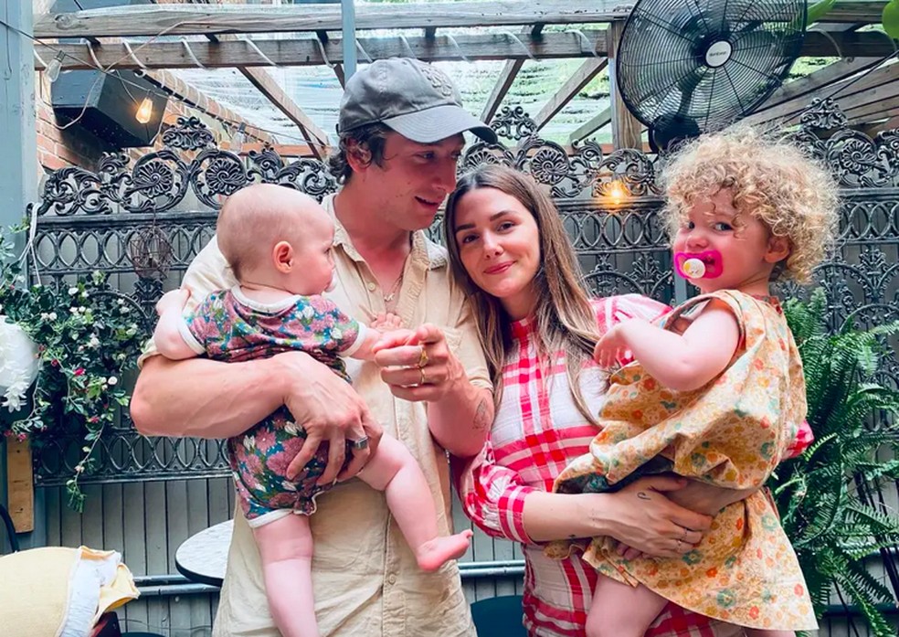 Jeremy Allen White e Addison Timlin com as filhas dos dois — Foto: Instagram