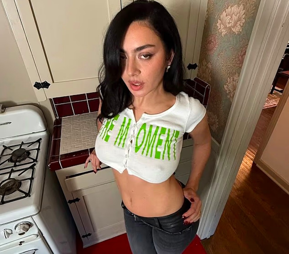 CHARLI XCXストラップトップス　Sサイズ Charli XCX ousa em look com 'capa de chuva diferentona' no
