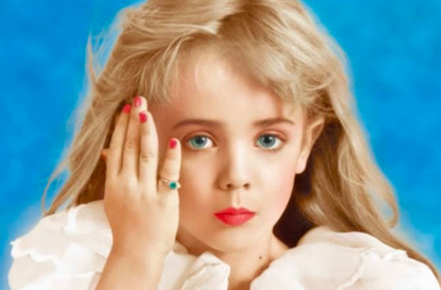 Diretor de série documental sobre JonBenét Ramsey diz por que acredita na  inocência da família da pequena miss assassinada | Notícias | Monet