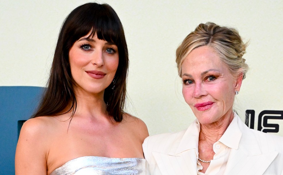 Dakota Johnson com a mãe, a atriz Melanie Griffith, no evento de lançamento de Amores à Parte (2025) em Los Angeles, em 19 de agosto de 2025 — Foto: Getty Images