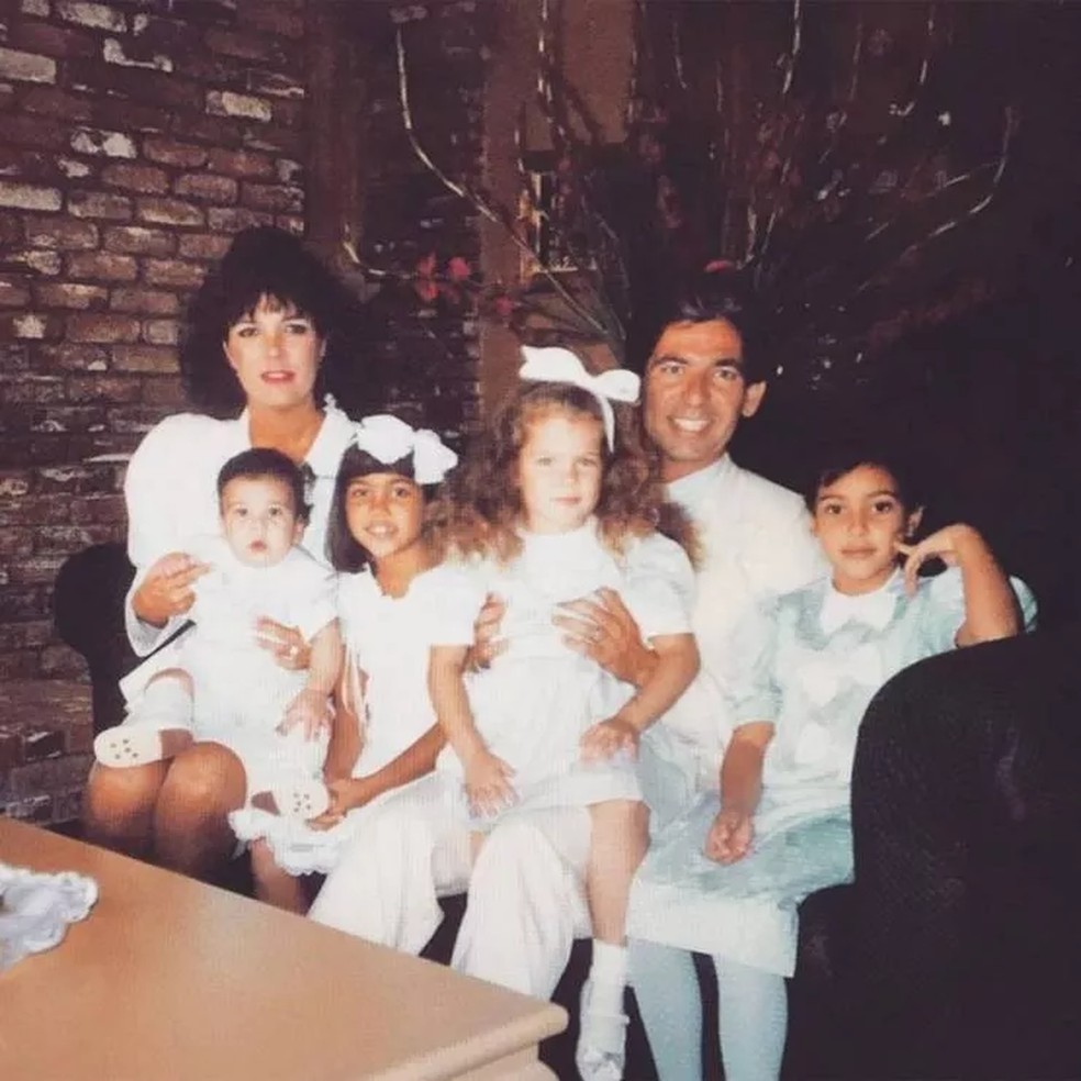 Kris Jenner com seu primeiro marido, o advogado Robert Kardashian, e os quatro filhos deles: Rob Kardashian, Kourtney Kardashian, Khloé Kardashian e Kim Kardashian — Foto: Instagram