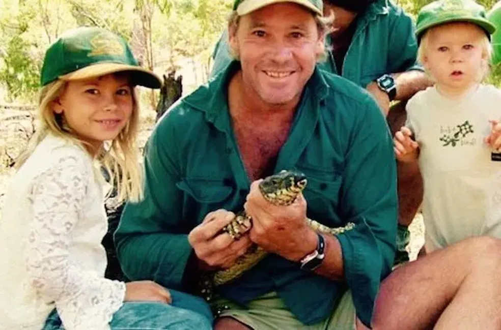 Bindi Irwin, Steve Irwin e Robert Irwin — Foto: Instagram