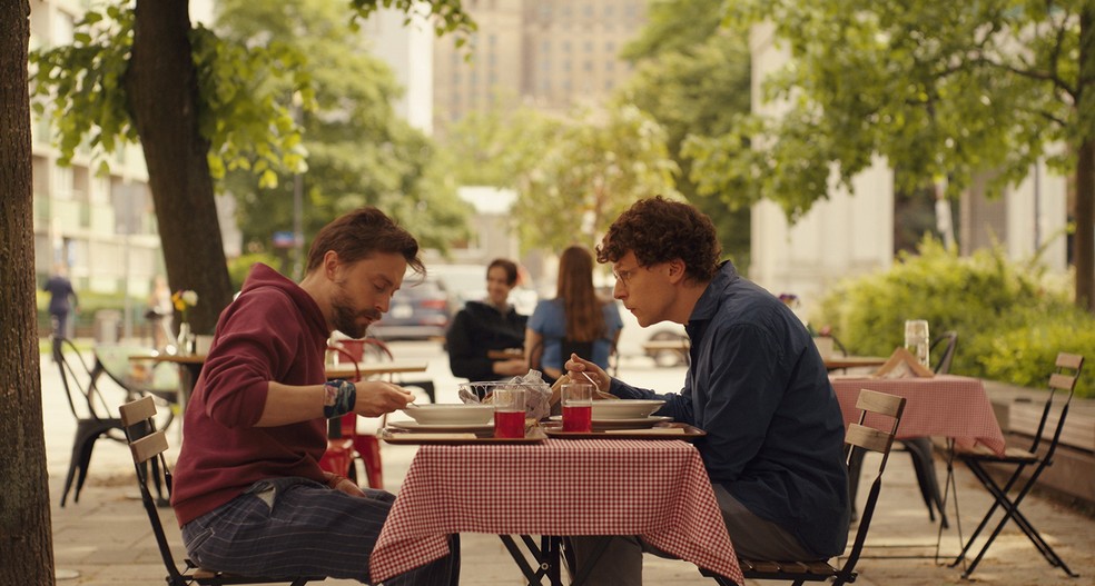 Kieran Culkin e Jesse Eisenberg em 'A Verdadeira Dor' — Foto: divulgação