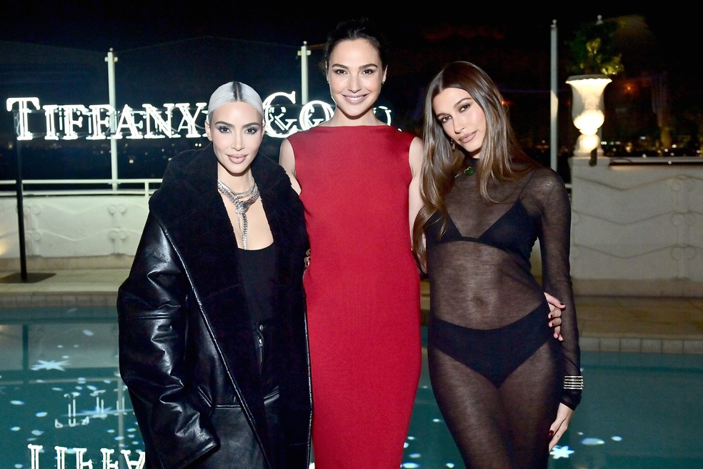A socialite Kim Kardashian, a atriz Gal Gadot e a modelo Hailey Baldwin Bieber em evento de moda em West Hollywood — Foto: Getty Images