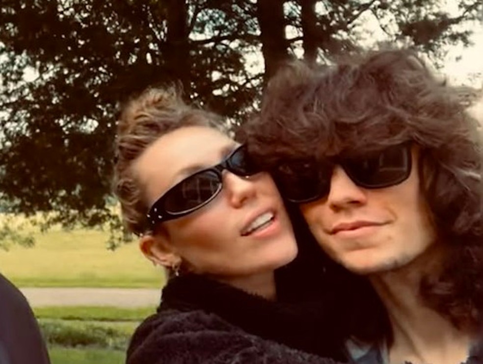 Miley Cyrus com o namorado, o músico Maxx Morando — Foto: Instagram