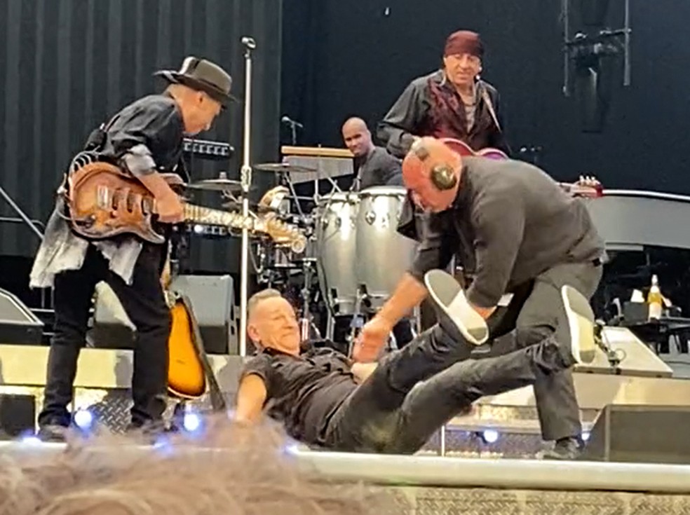 Bruce Springsteen caiu em show em Amsterdã em maio de 2023 — Foto: reprodução