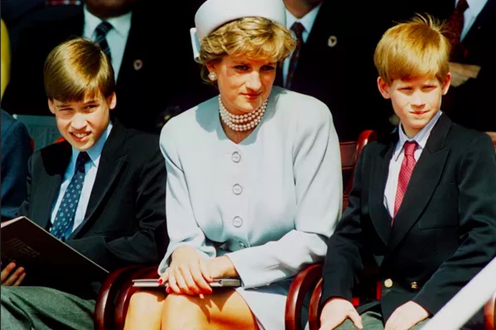 A Princesa Diana (1961-1997) entre os filhos, Príncipe William e Príncipe Harry, em um evento realizado em Londres em maio de 1995  — Foto: Getty Images
