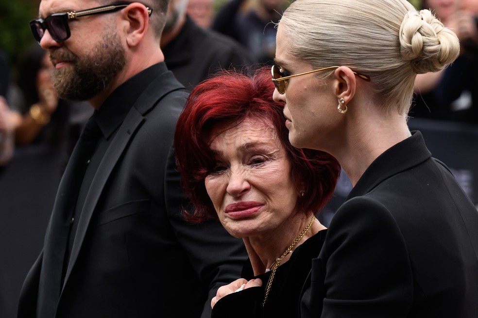 Jack, Sharon e Kelly Osbourne no funeral de Ozzy Osbourne — Foto: Getty