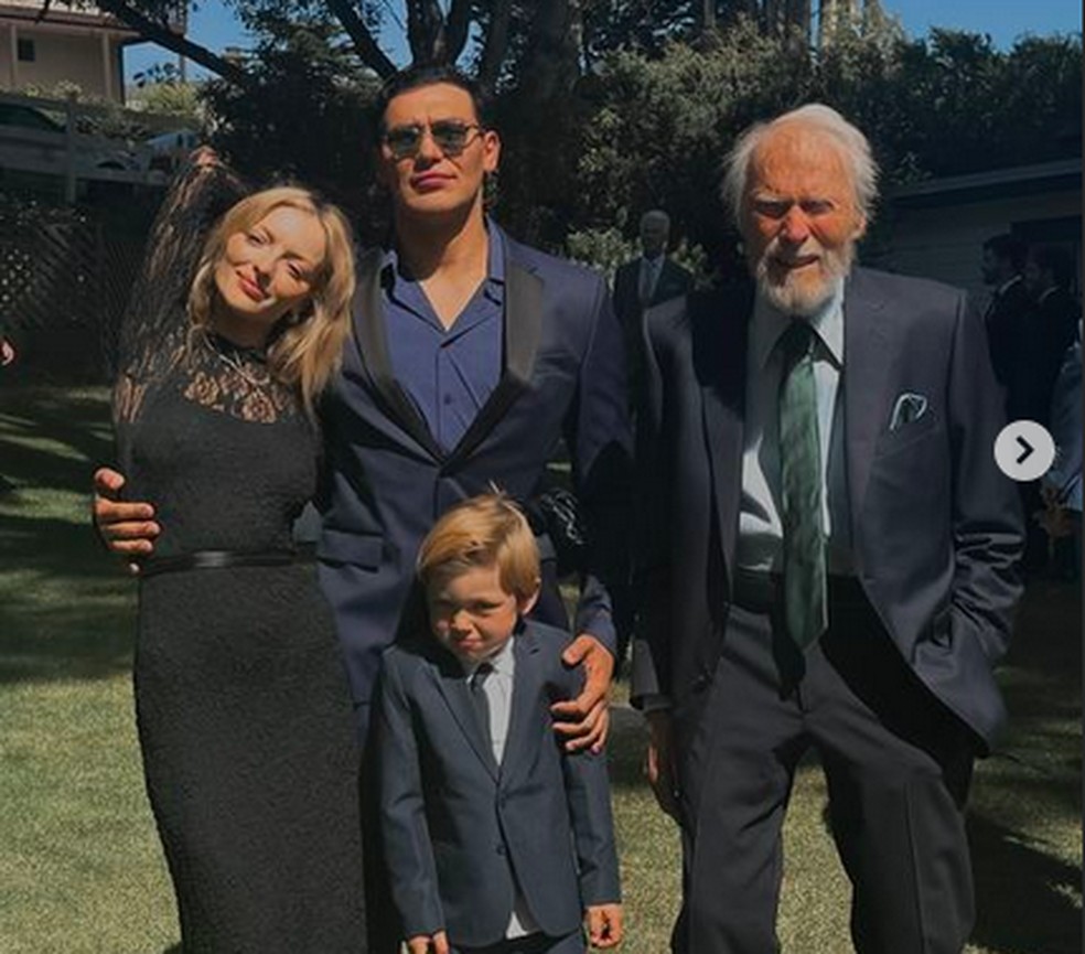 Francesca Fisher-Eastwood com o namorado, o filho e o pai (Clint Eastwood) — Foto: Instagram