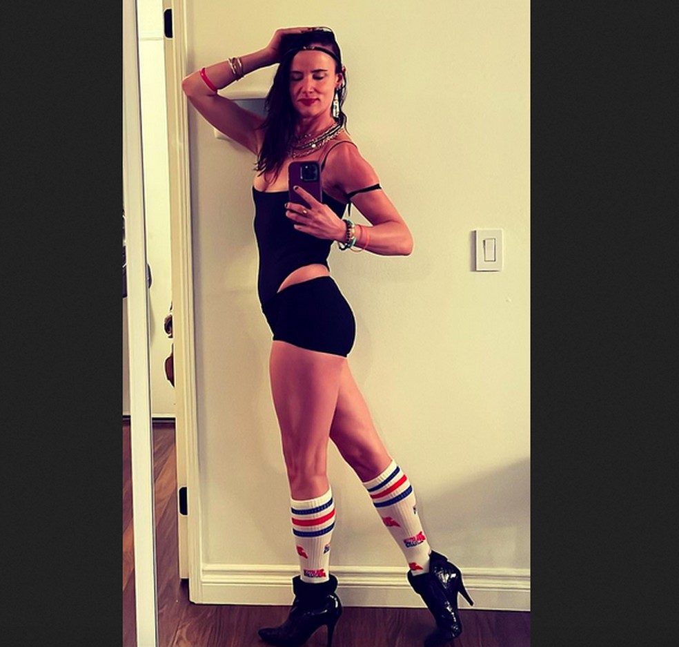 Juliette Lewis, musa dos anos 1990, deixa fãs de queixo caído ao posar com lingerie da grife de