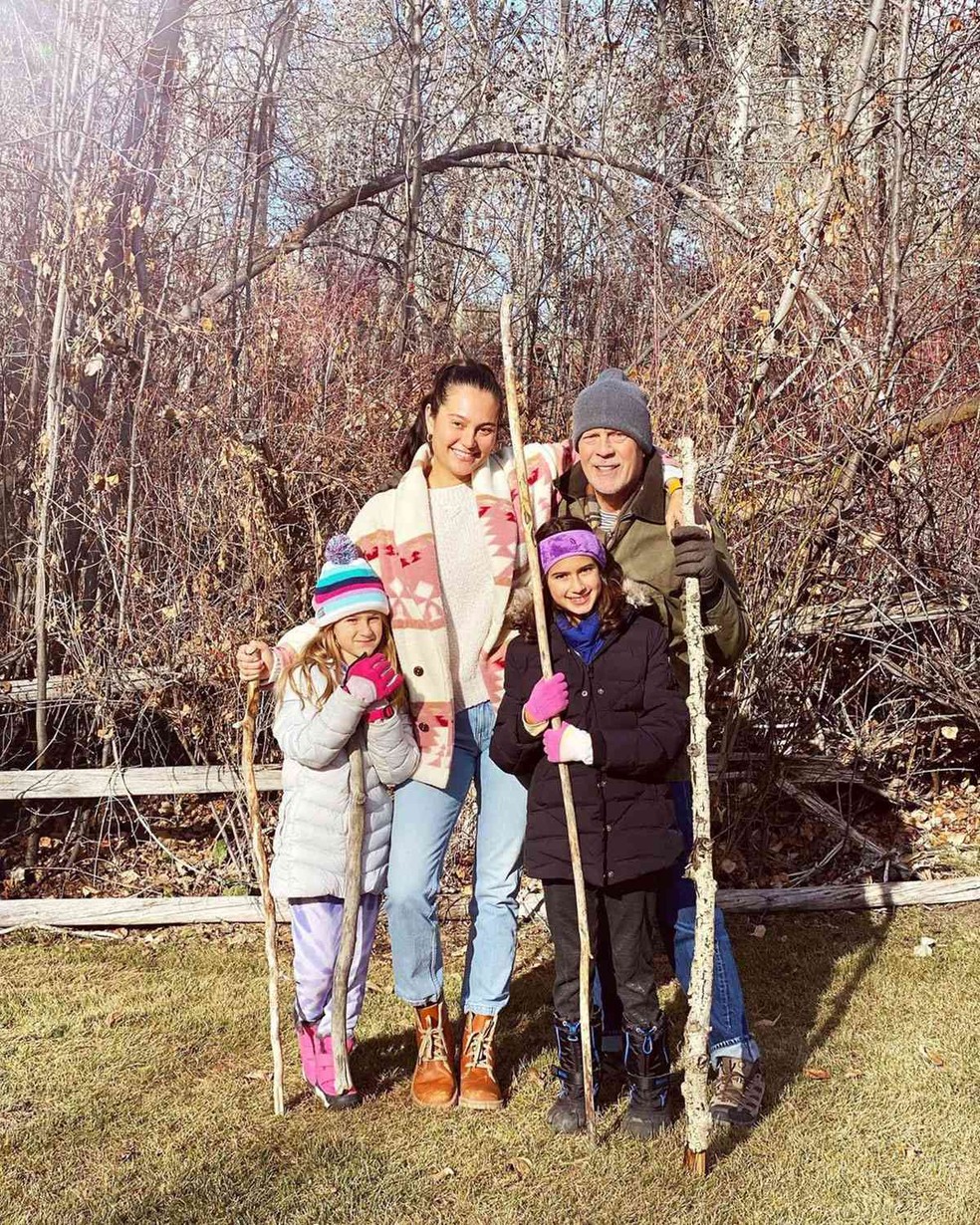 Emma Heming e Bruce Willis com as filhas deles, Mabel e Evelyn — Foto: Instagram